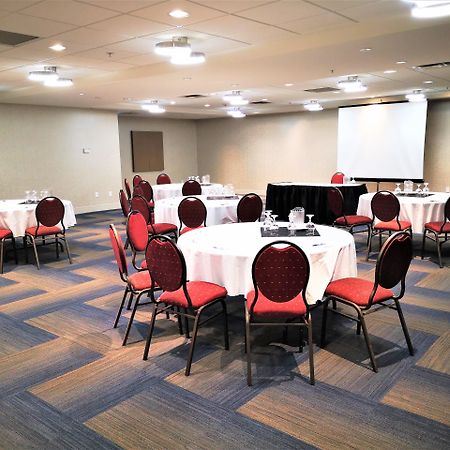 Holiday Inn Express And Suites Surrey By Ihg Esterno foto