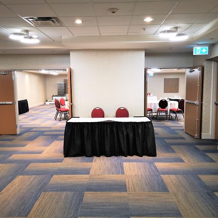 Holiday Inn Express And Suites Surrey By Ihg Esterno foto