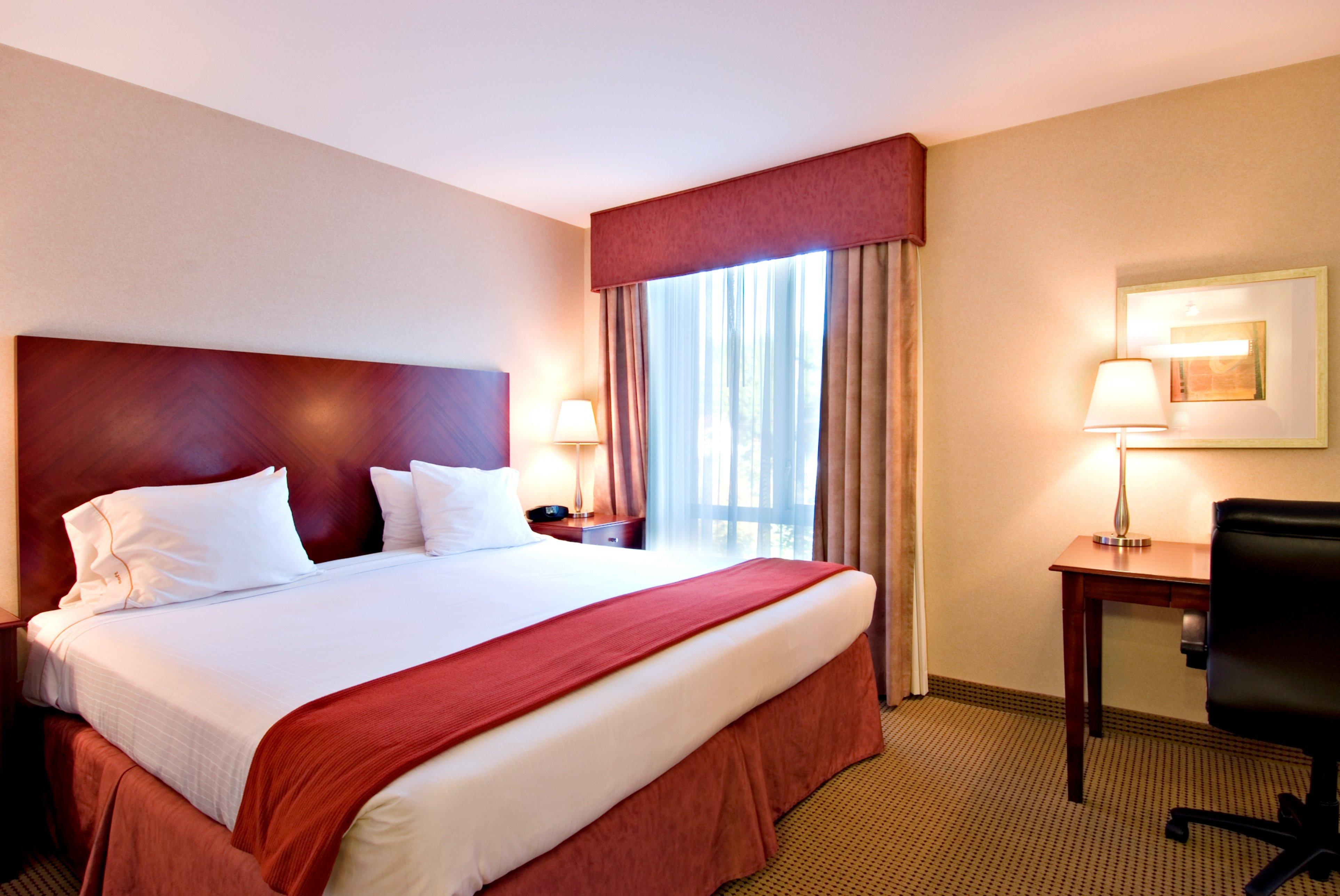 Holiday Inn Express And Suites Surrey By Ihg Esterno foto