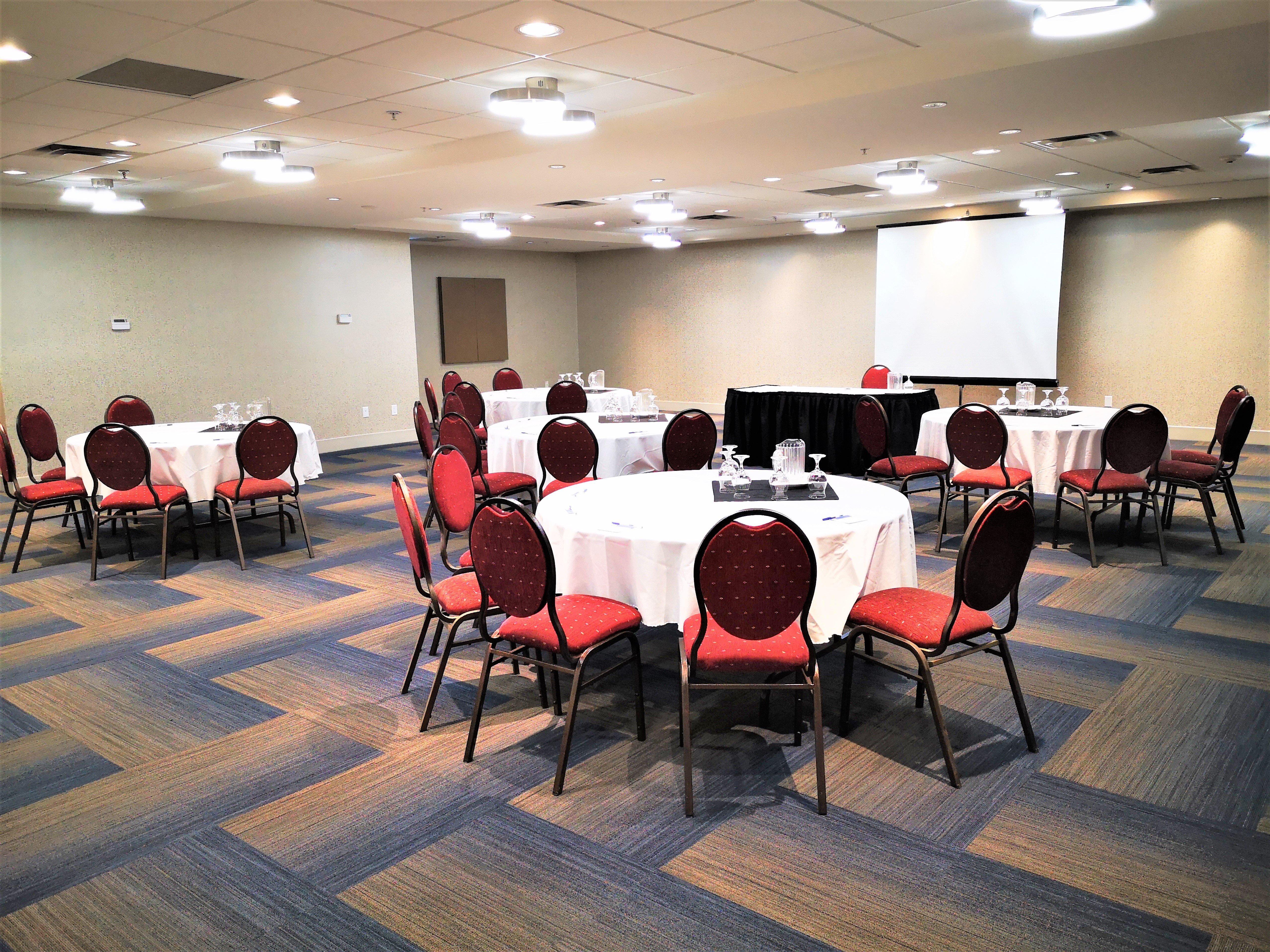 Holiday Inn Express And Suites Surrey By Ihg Esterno foto