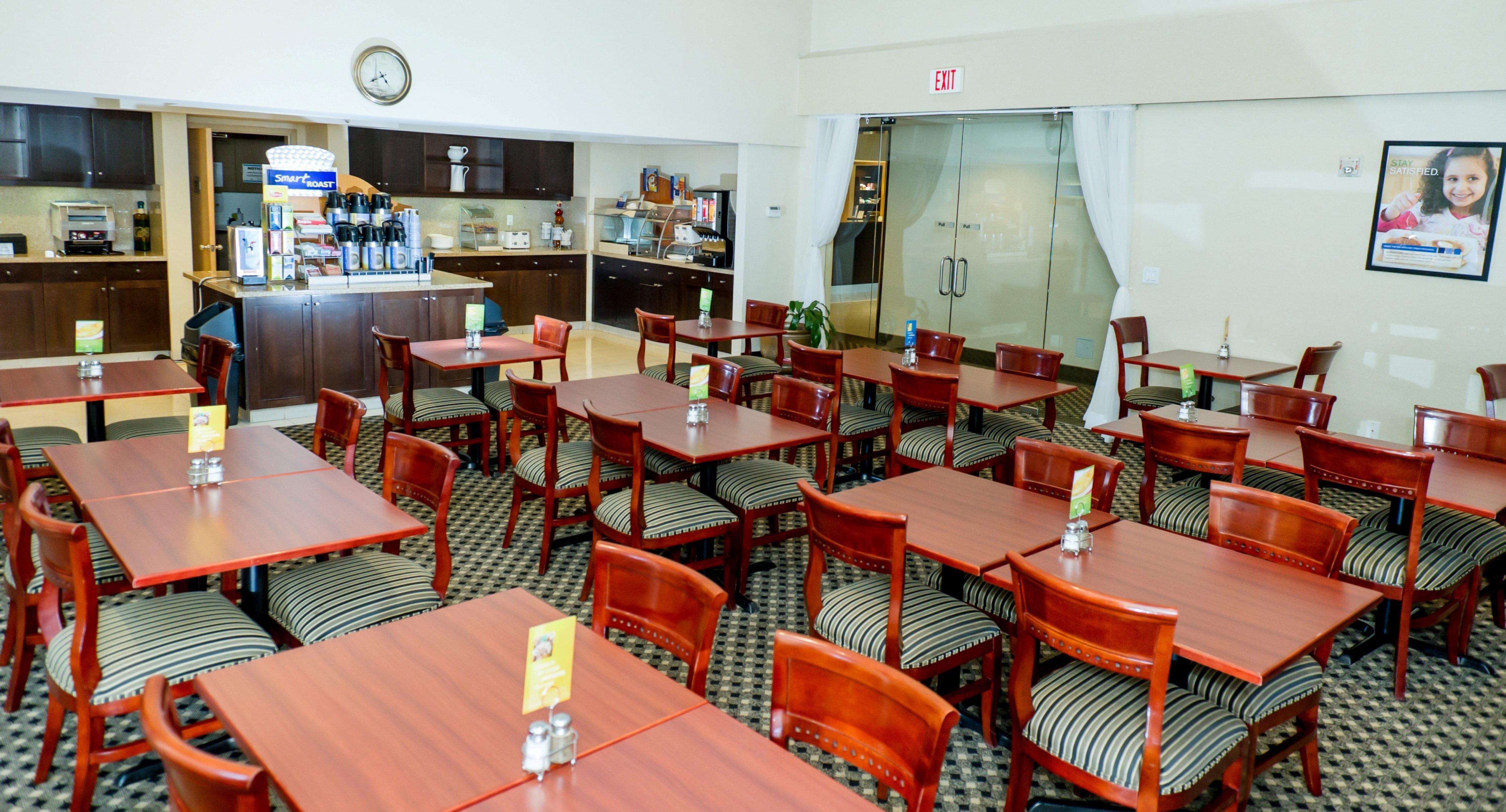 Holiday Inn Express And Suites Surrey By Ihg Esterno foto
