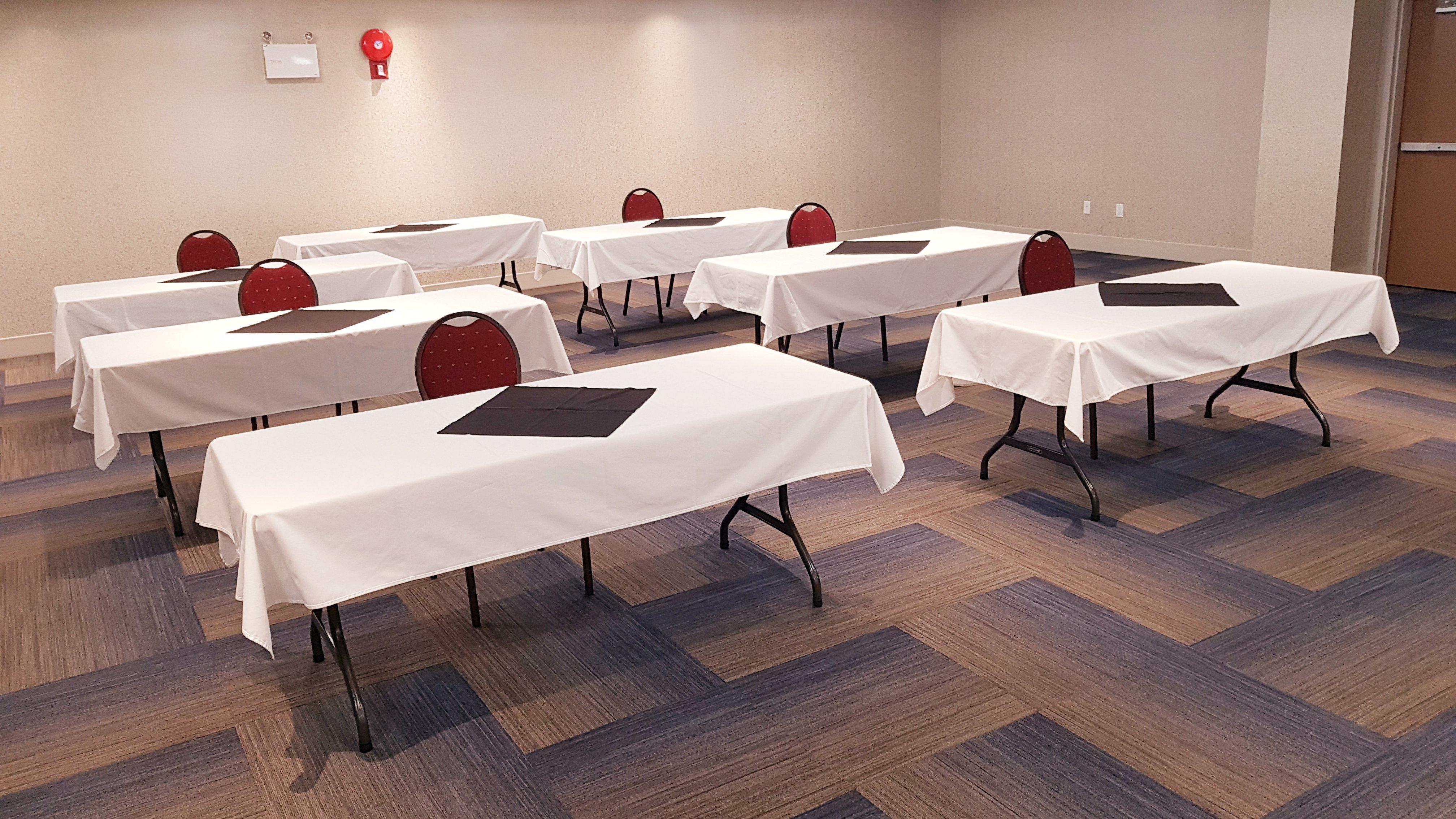 Holiday Inn Express And Suites Surrey By Ihg Esterno foto