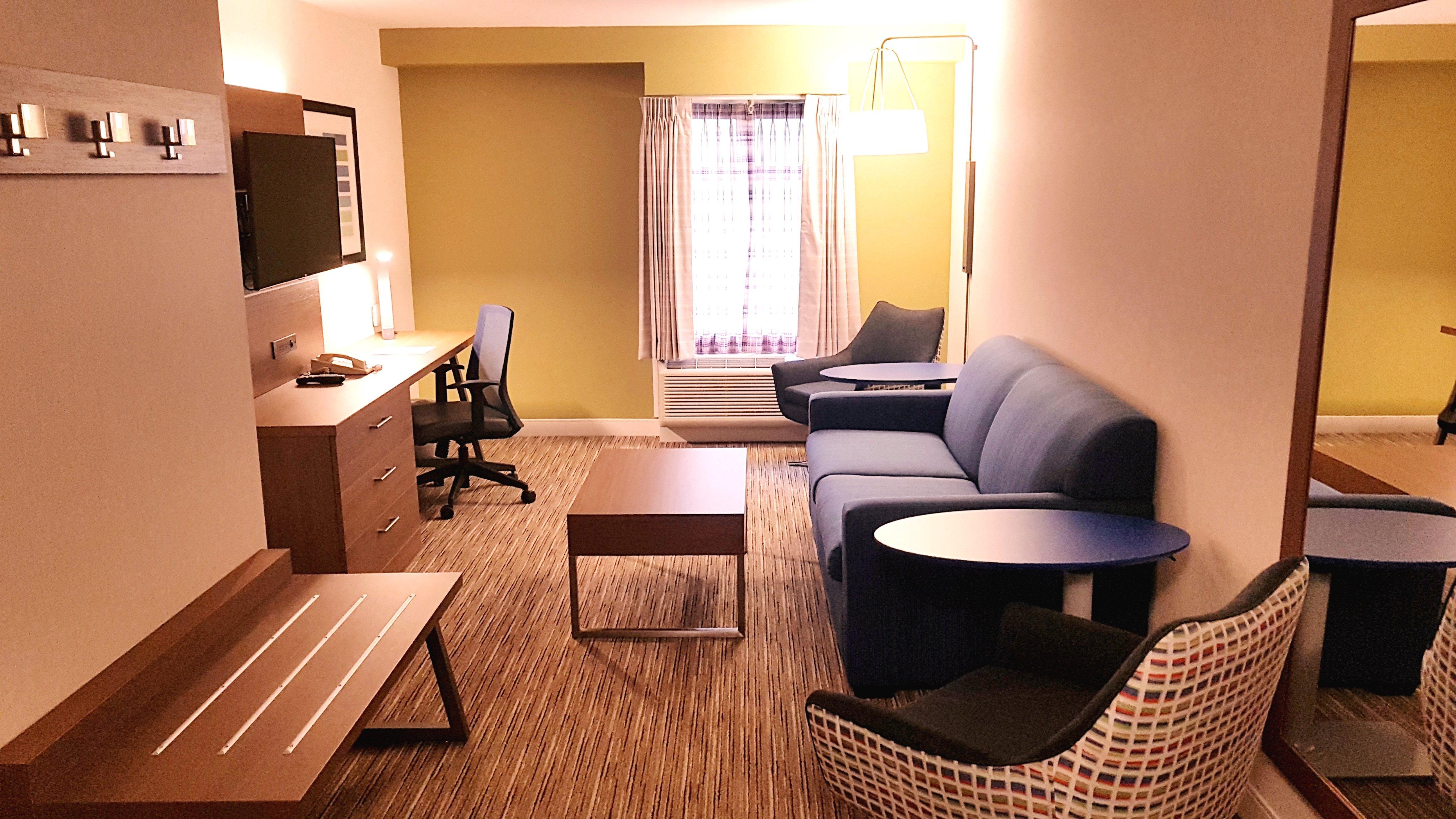 Holiday Inn Express And Suites Surrey By Ihg Esterno foto