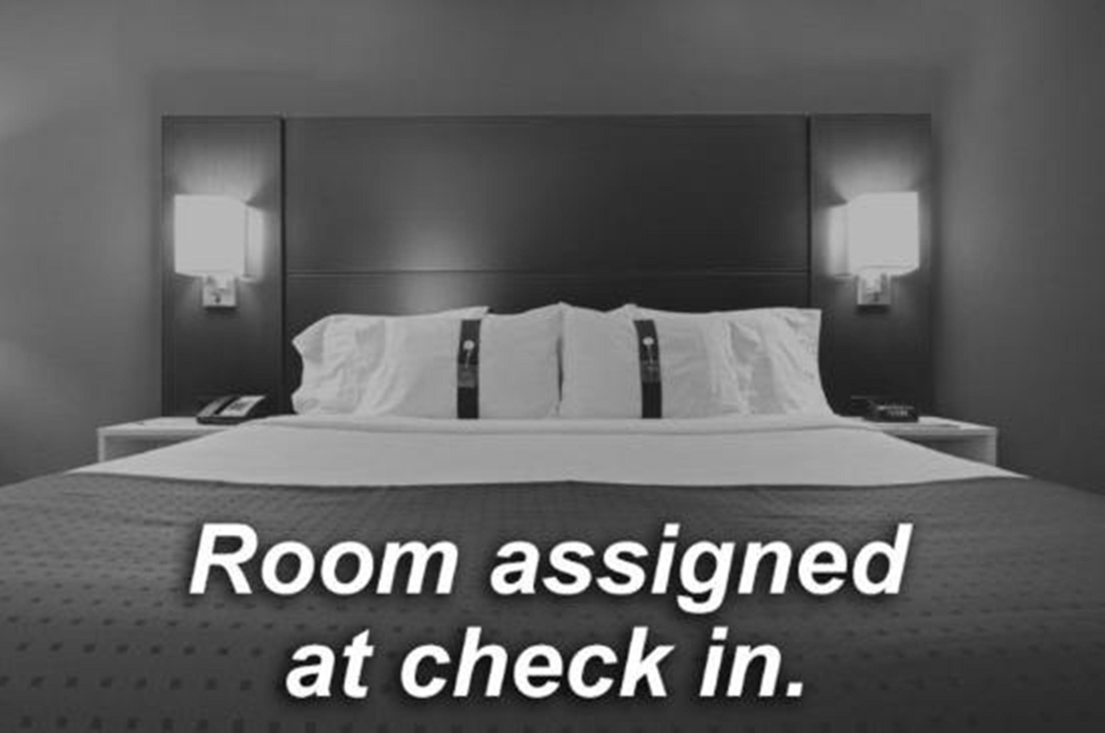 Holiday Inn Express And Suites Surrey By Ihg Esterno foto