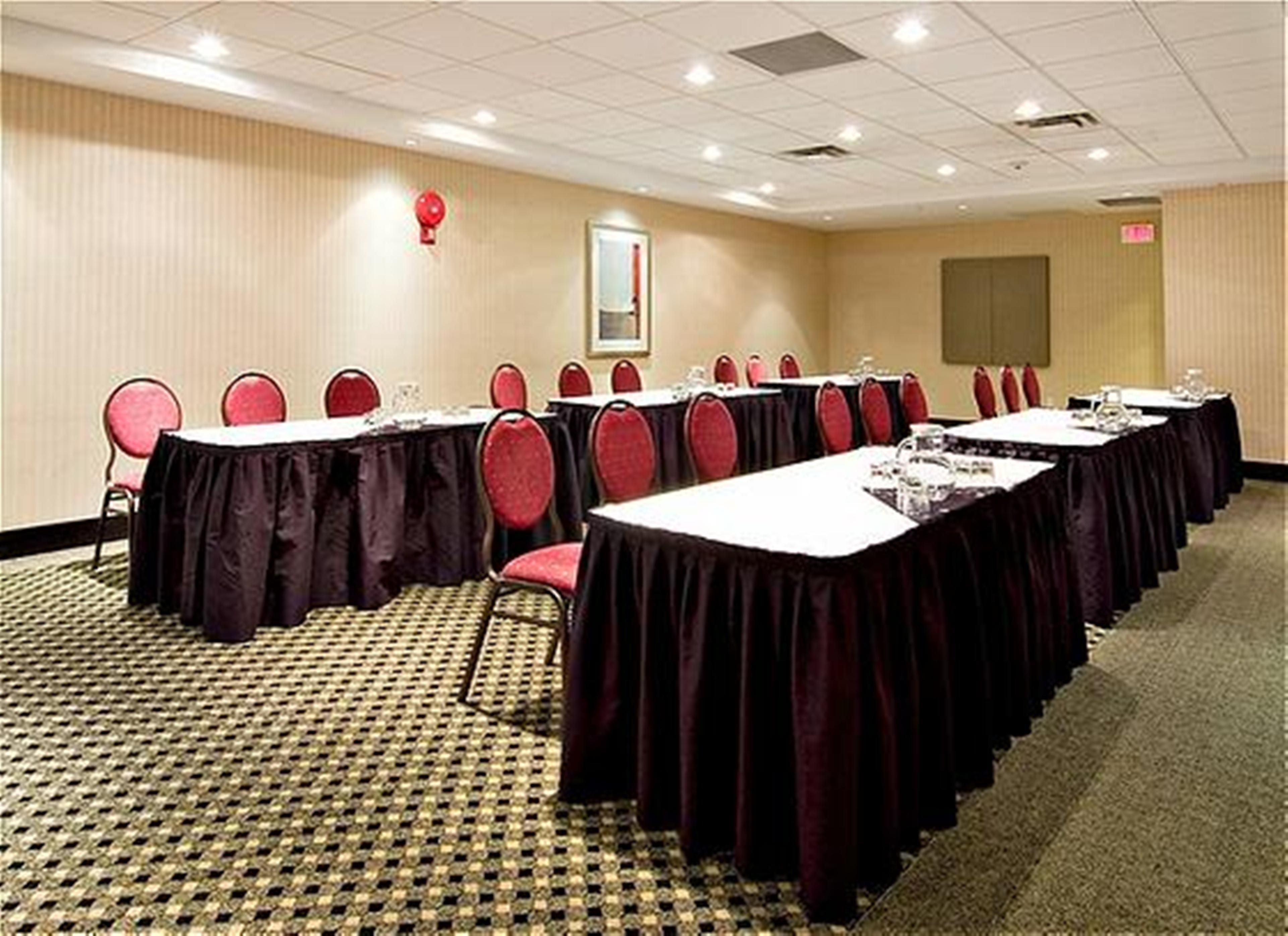 Holiday Inn Express And Suites Surrey By Ihg Esterno foto