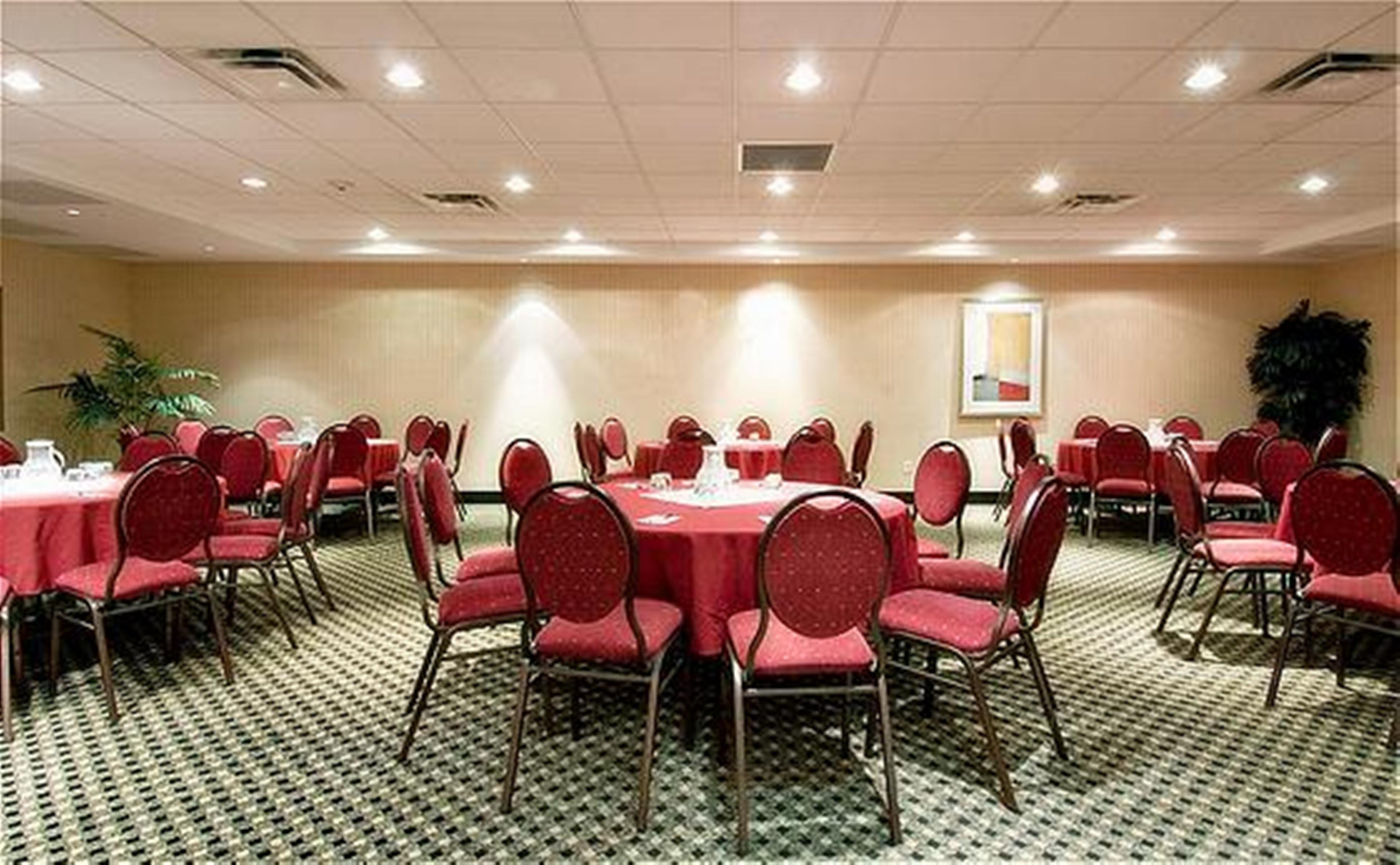 Holiday Inn Express And Suites Surrey By Ihg Esterno foto