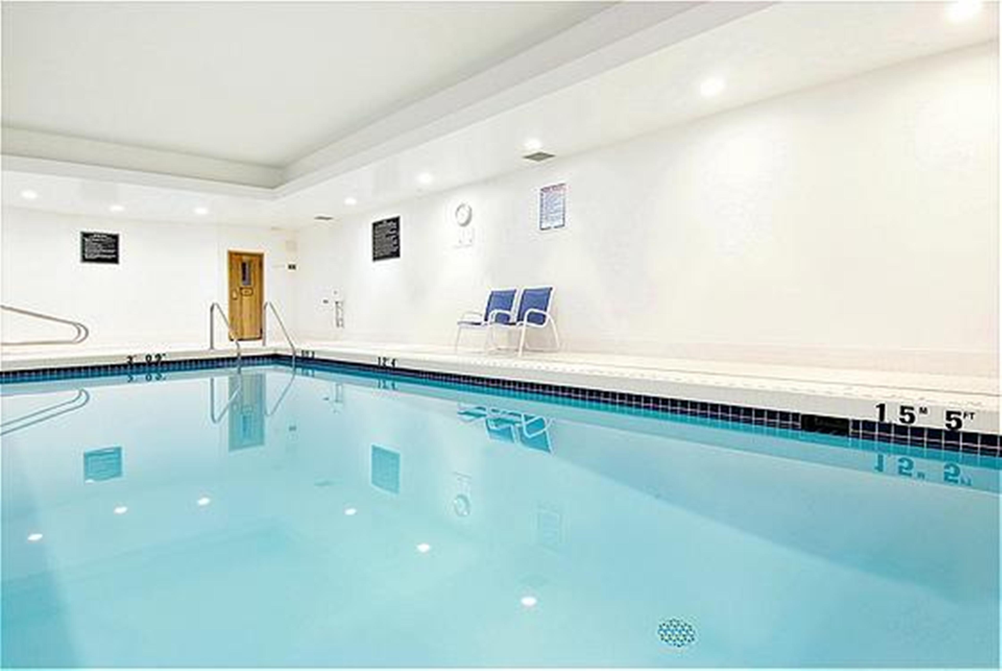 Holiday Inn Express And Suites Surrey By Ihg Esterno foto