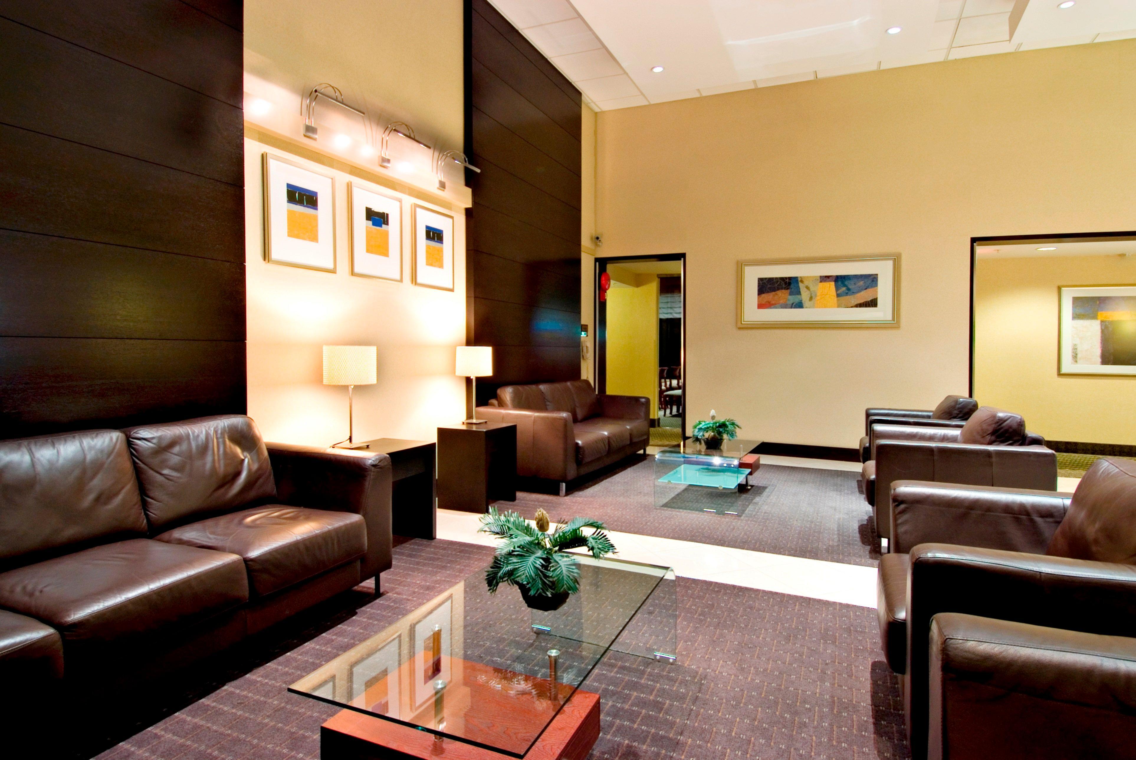 Holiday Inn Express And Suites Surrey By Ihg Esterno foto