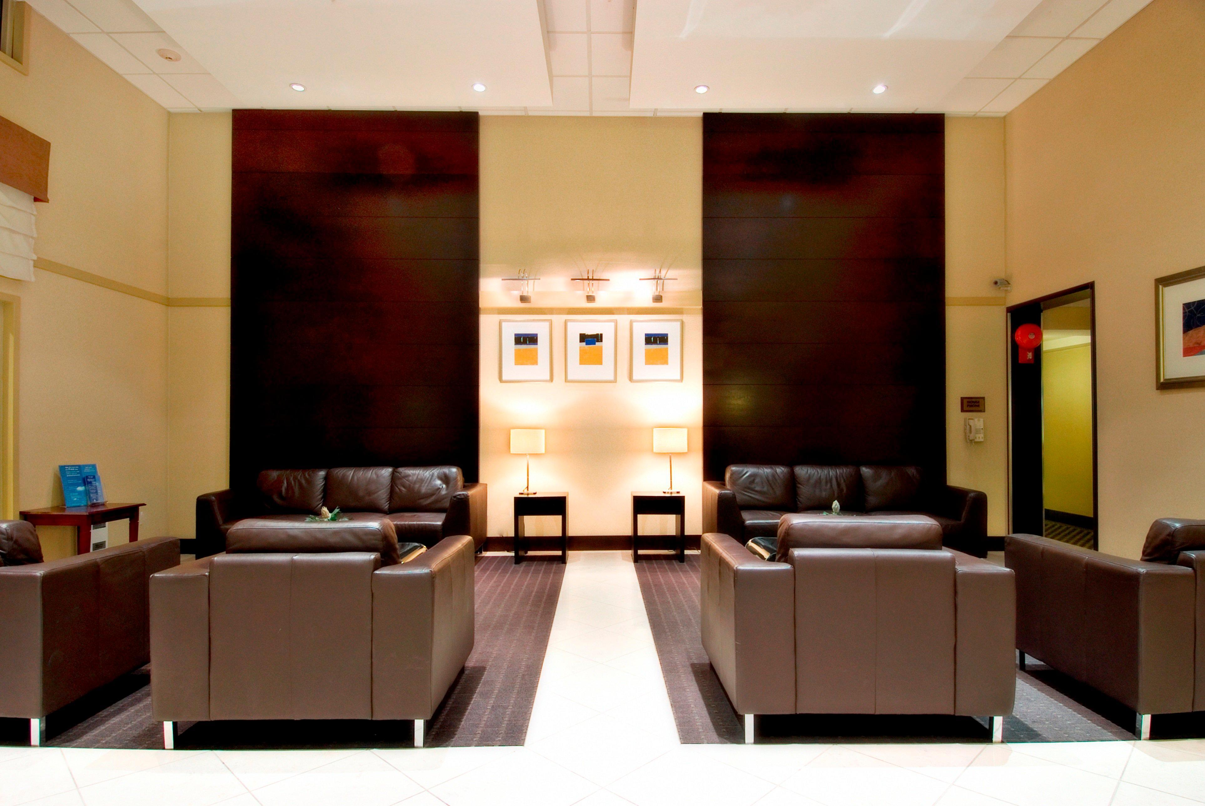 Holiday Inn Express And Suites Surrey By Ihg Esterno foto