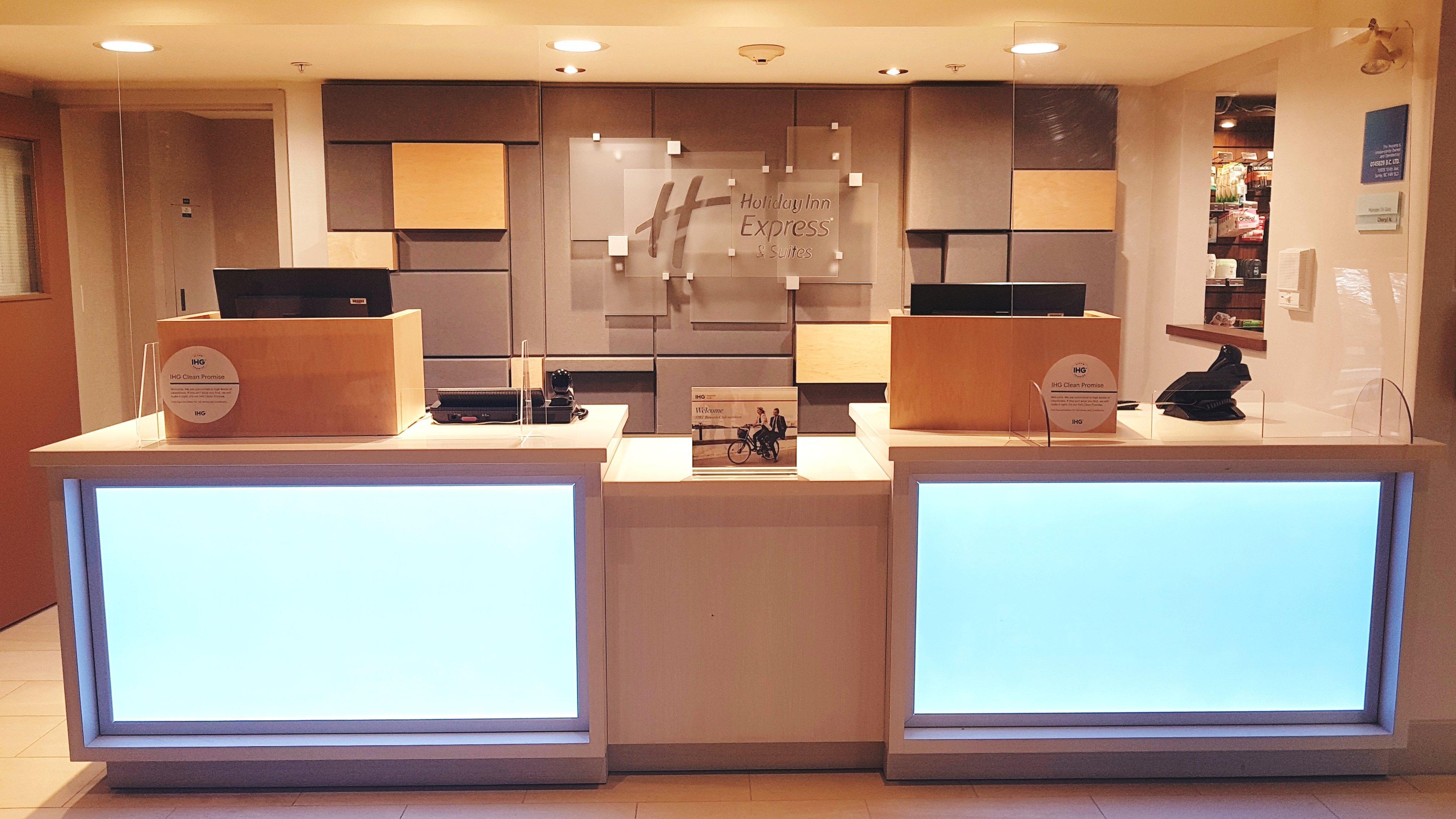 Holiday Inn Express And Suites Surrey By Ihg Esterno foto
