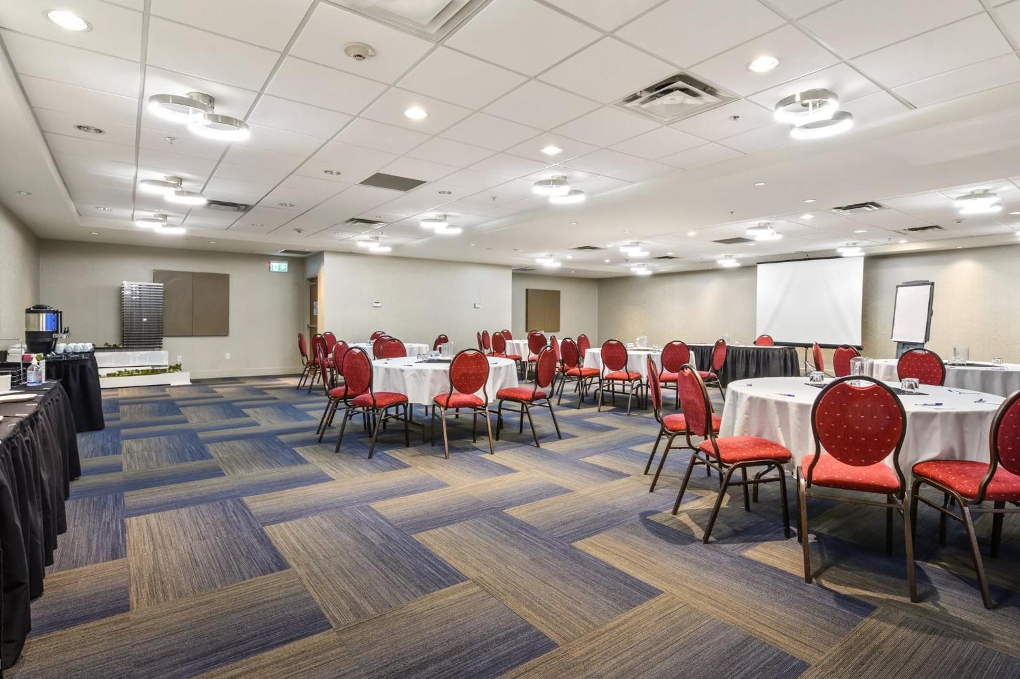 Holiday Inn Express And Suites Surrey By Ihg Esterno foto