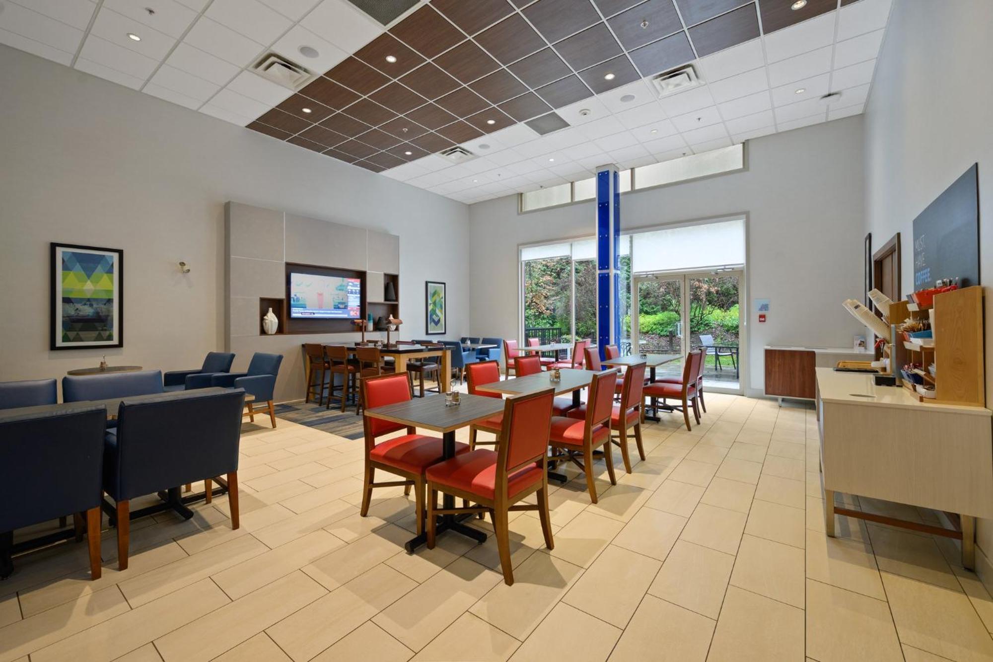 Holiday Inn Express And Suites Surrey By Ihg Esterno foto