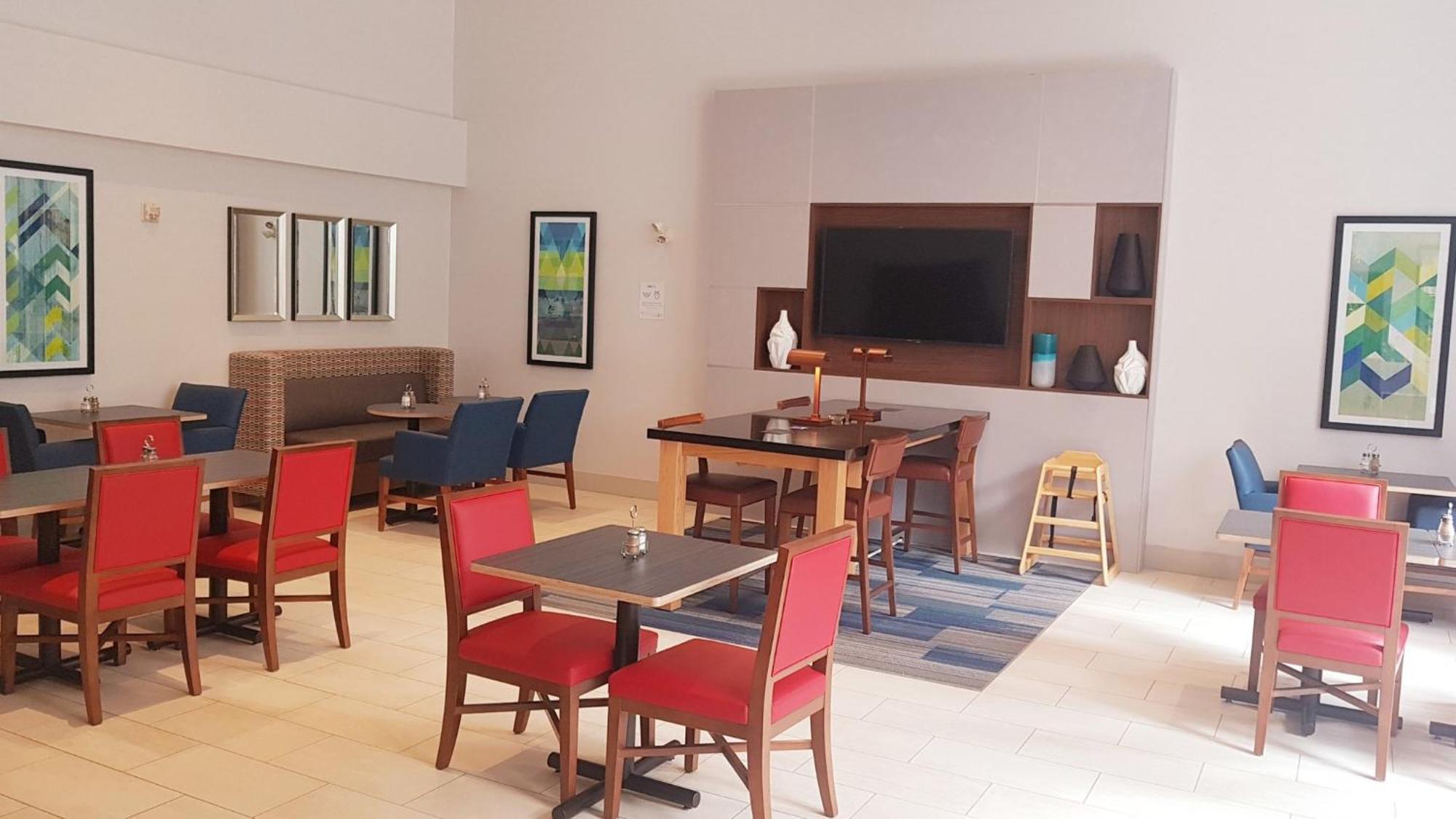 Holiday Inn Express And Suites Surrey By Ihg Esterno foto