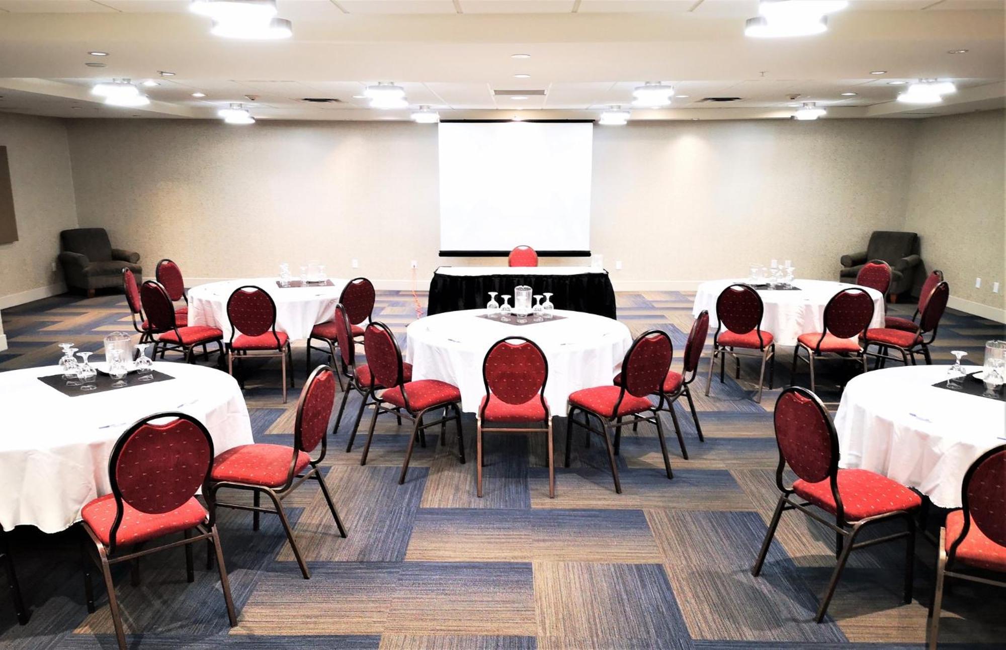 Holiday Inn Express And Suites Surrey By Ihg Esterno foto
