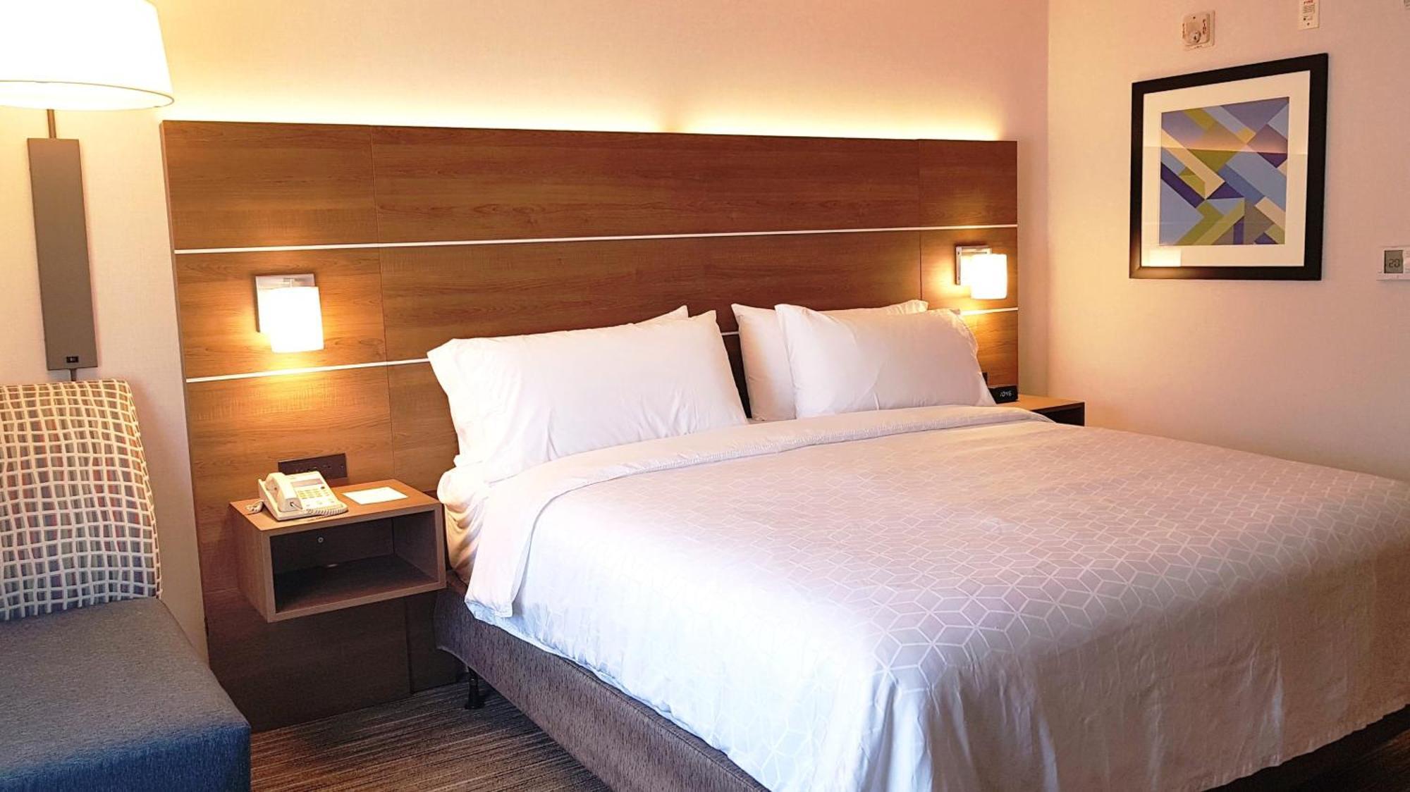 Holiday Inn Express And Suites Surrey By Ihg Esterno foto