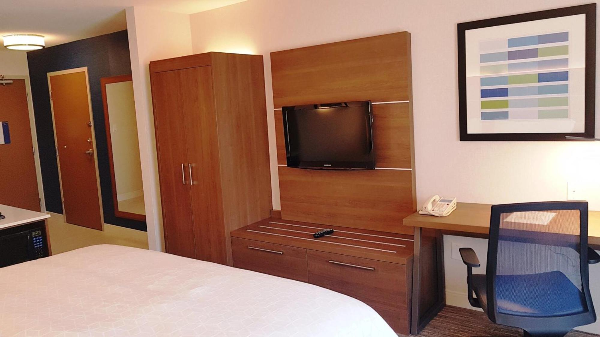 Holiday Inn Express And Suites Surrey By Ihg Esterno foto