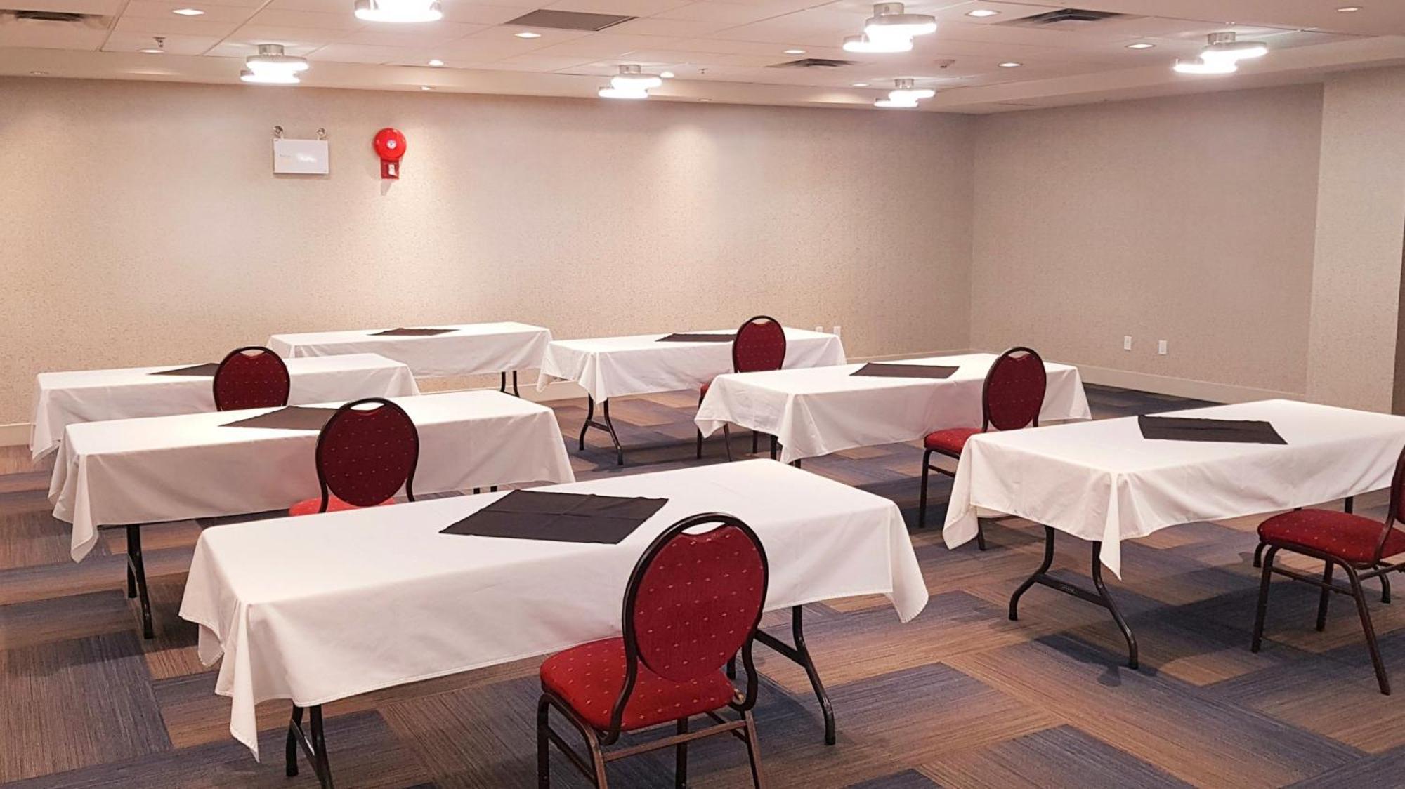 Holiday Inn Express And Suites Surrey By Ihg Esterno foto