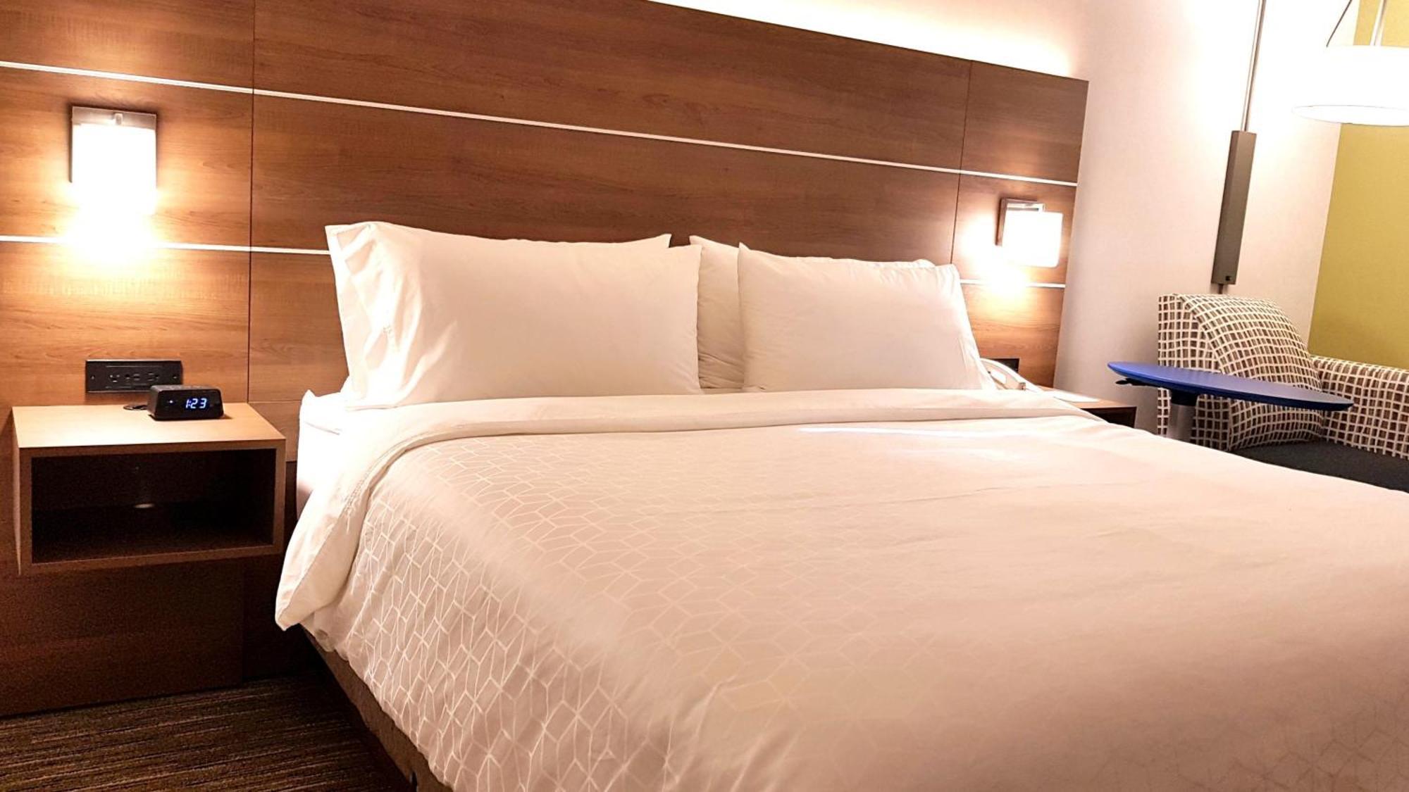 Holiday Inn Express And Suites Surrey By Ihg Esterno foto