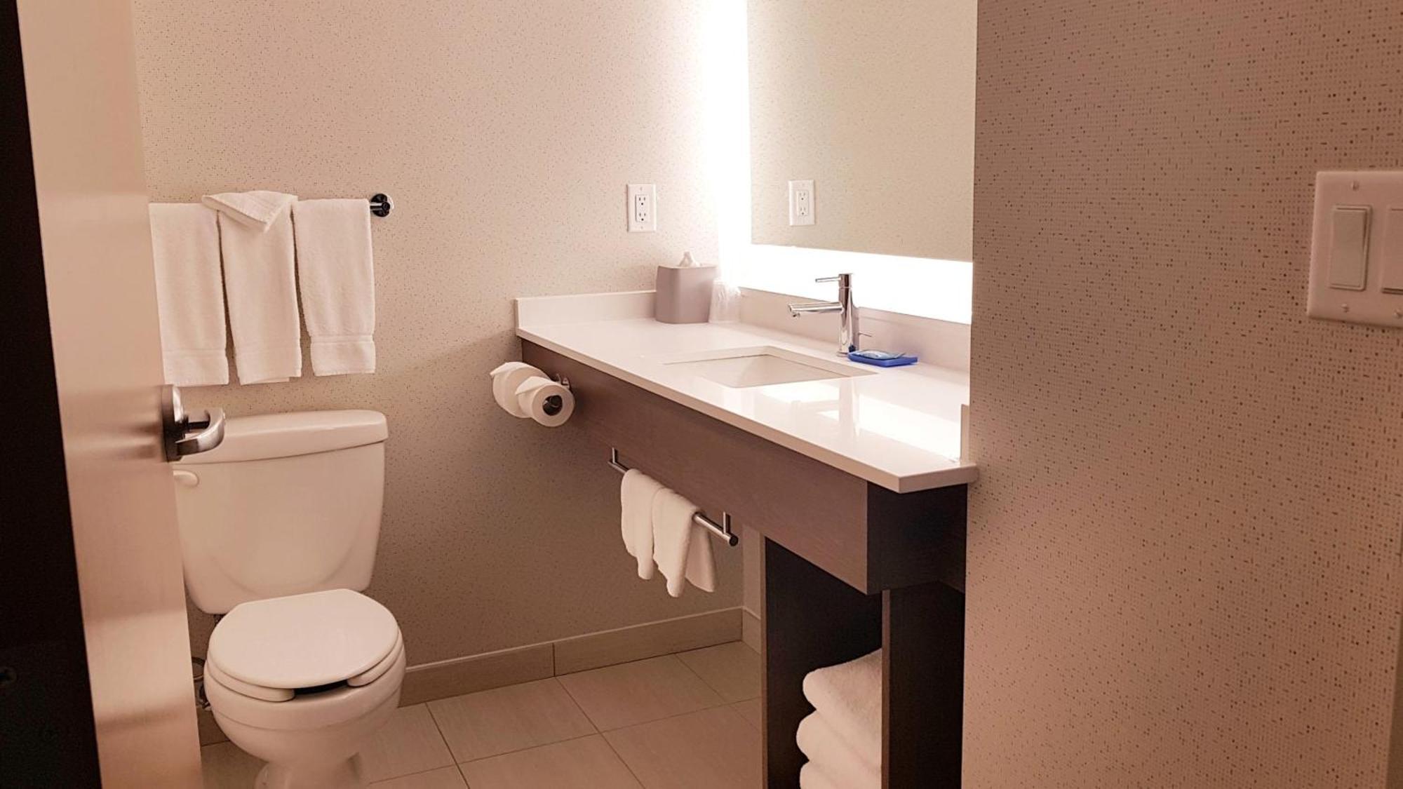 Holiday Inn Express And Suites Surrey By Ihg Esterno foto