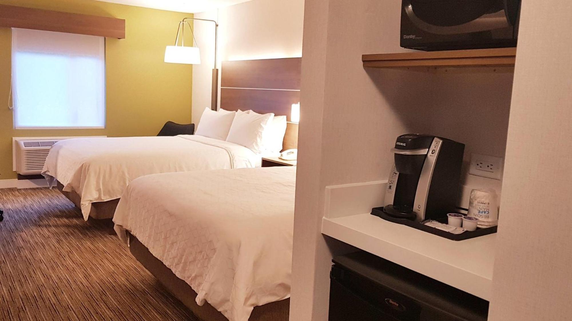 Holiday Inn Express And Suites Surrey By Ihg Esterno foto