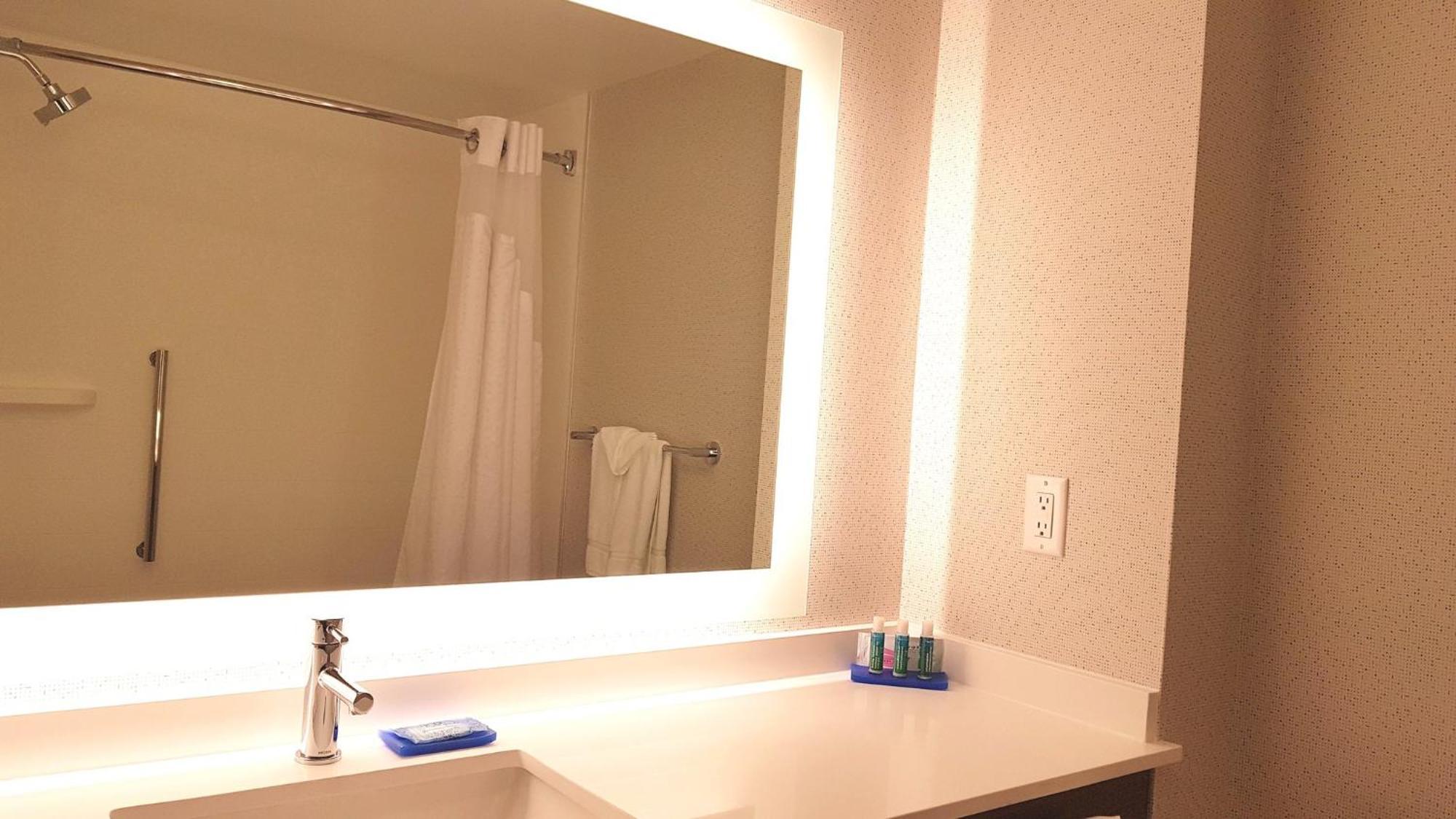 Holiday Inn Express And Suites Surrey By Ihg Esterno foto