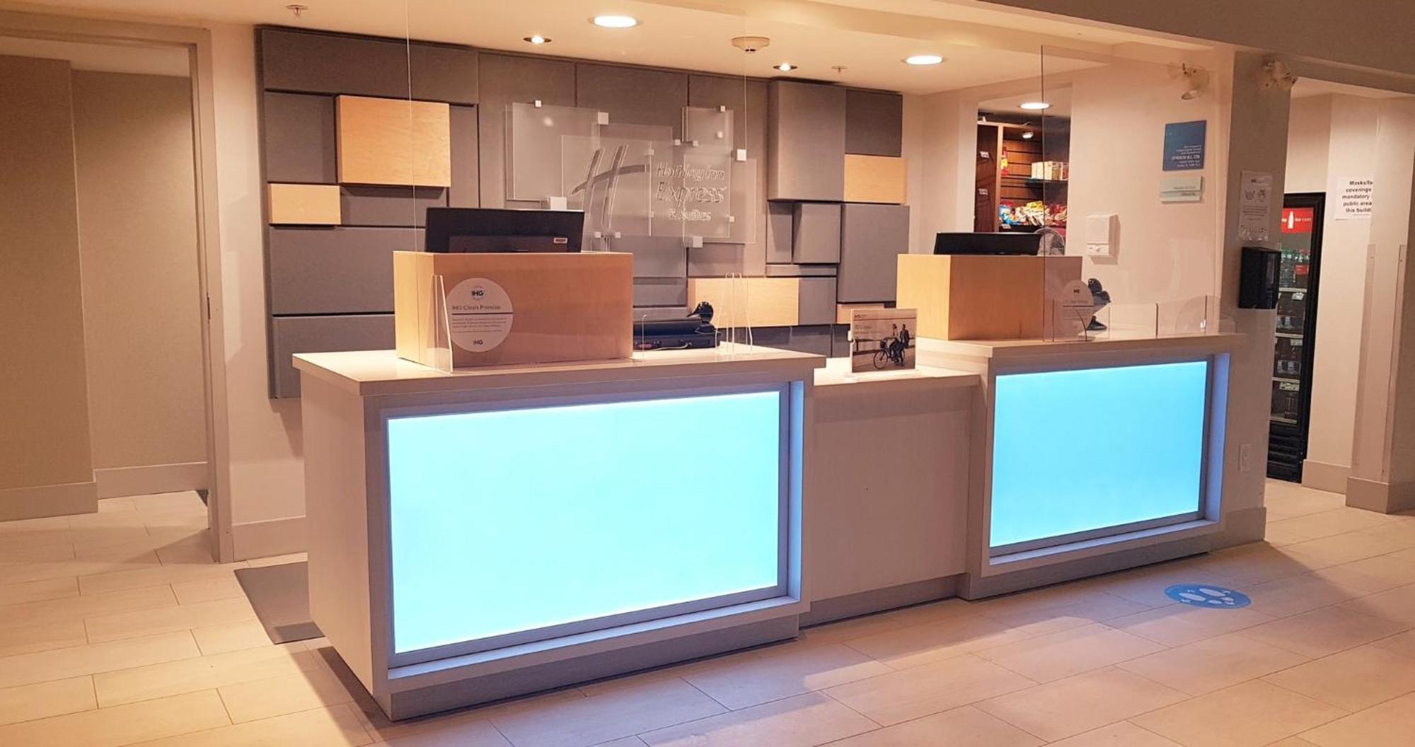 Holiday Inn Express And Suites Surrey By Ihg Esterno foto