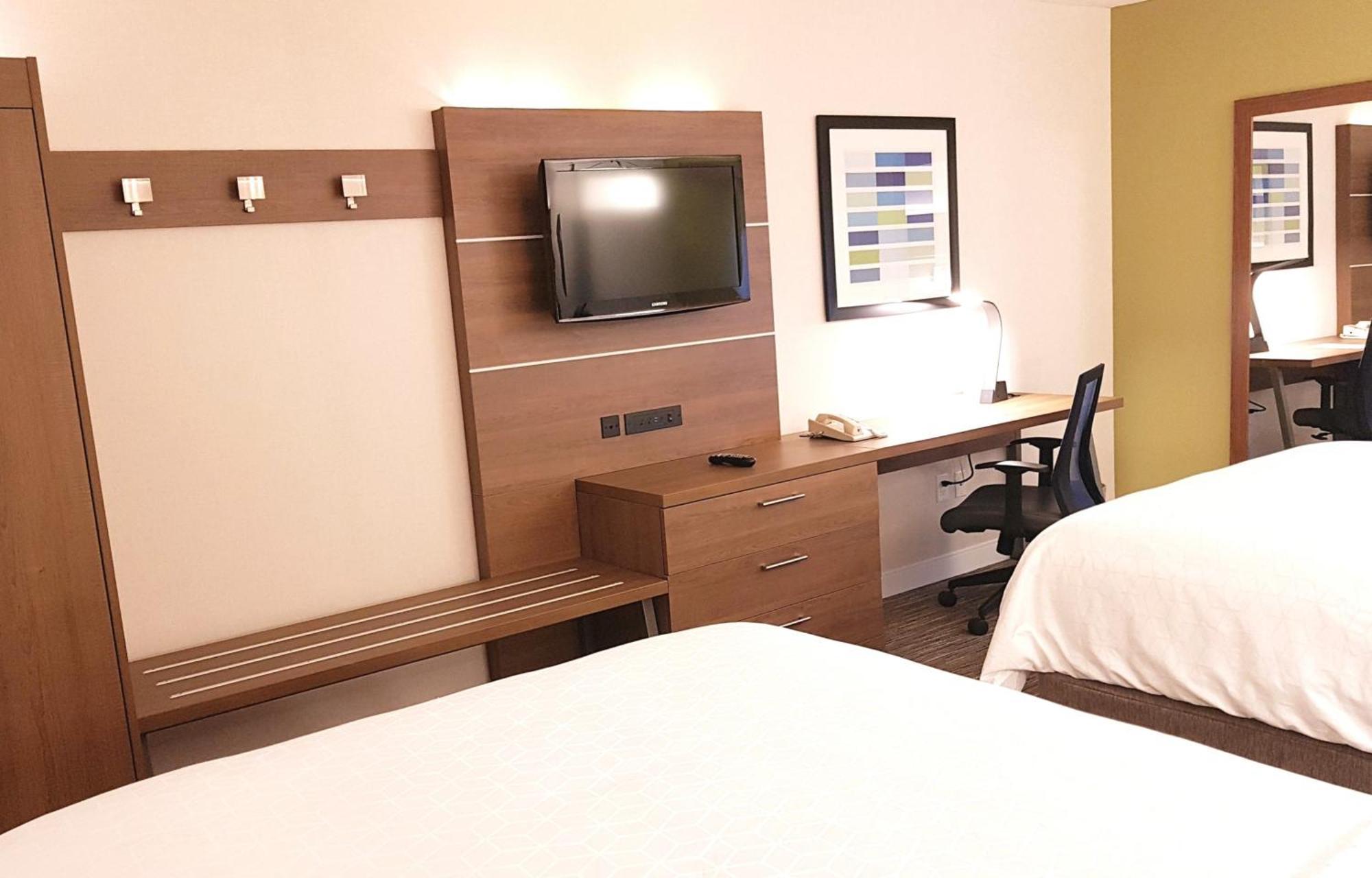 Holiday Inn Express And Suites Surrey By Ihg Esterno foto