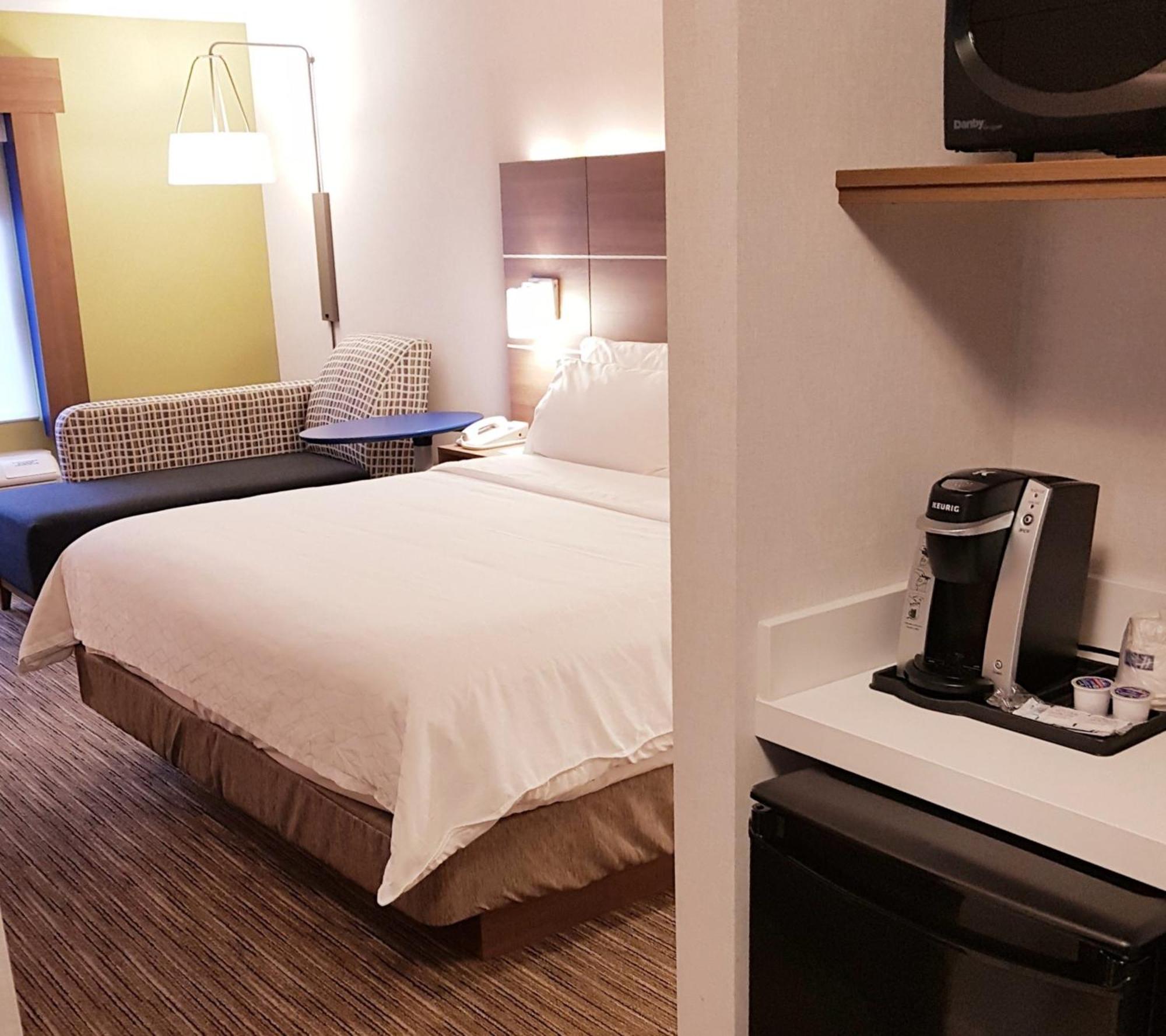 Holiday Inn Express And Suites Surrey By Ihg Esterno foto
