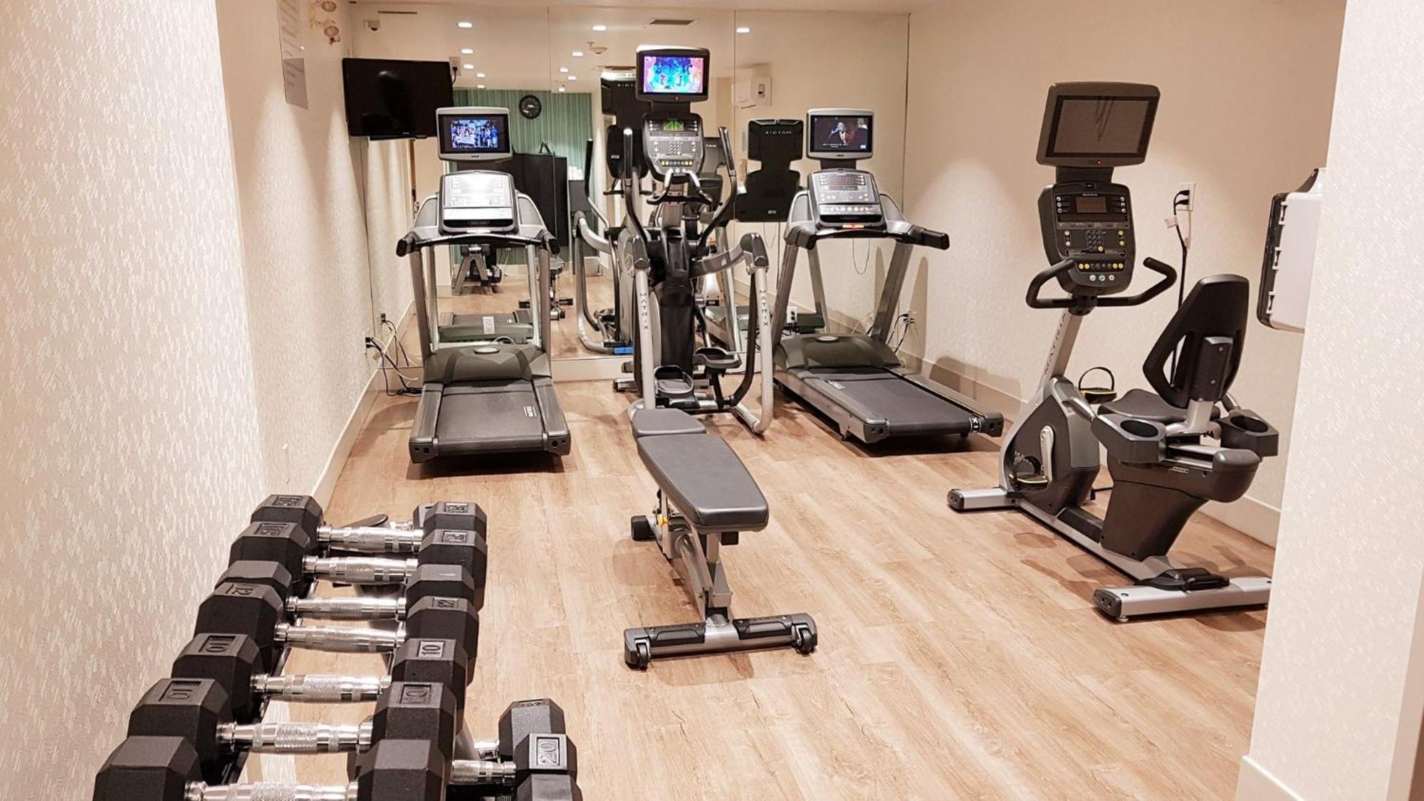 Holiday Inn Express And Suites Surrey By Ihg Esterno foto