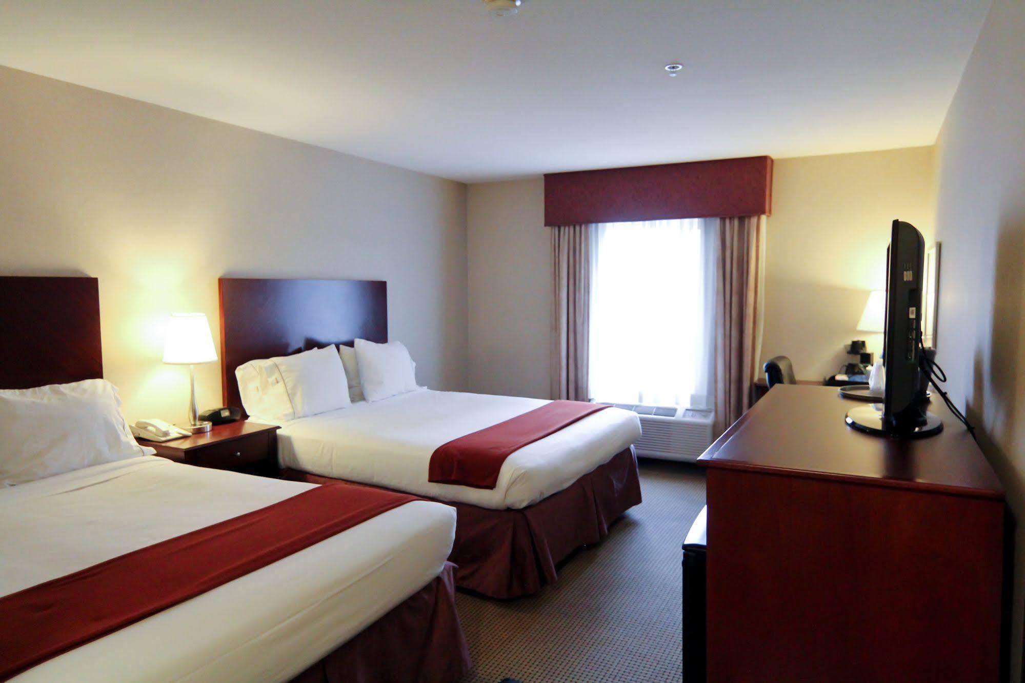 Holiday Inn Express And Suites Surrey By Ihg Esterno foto