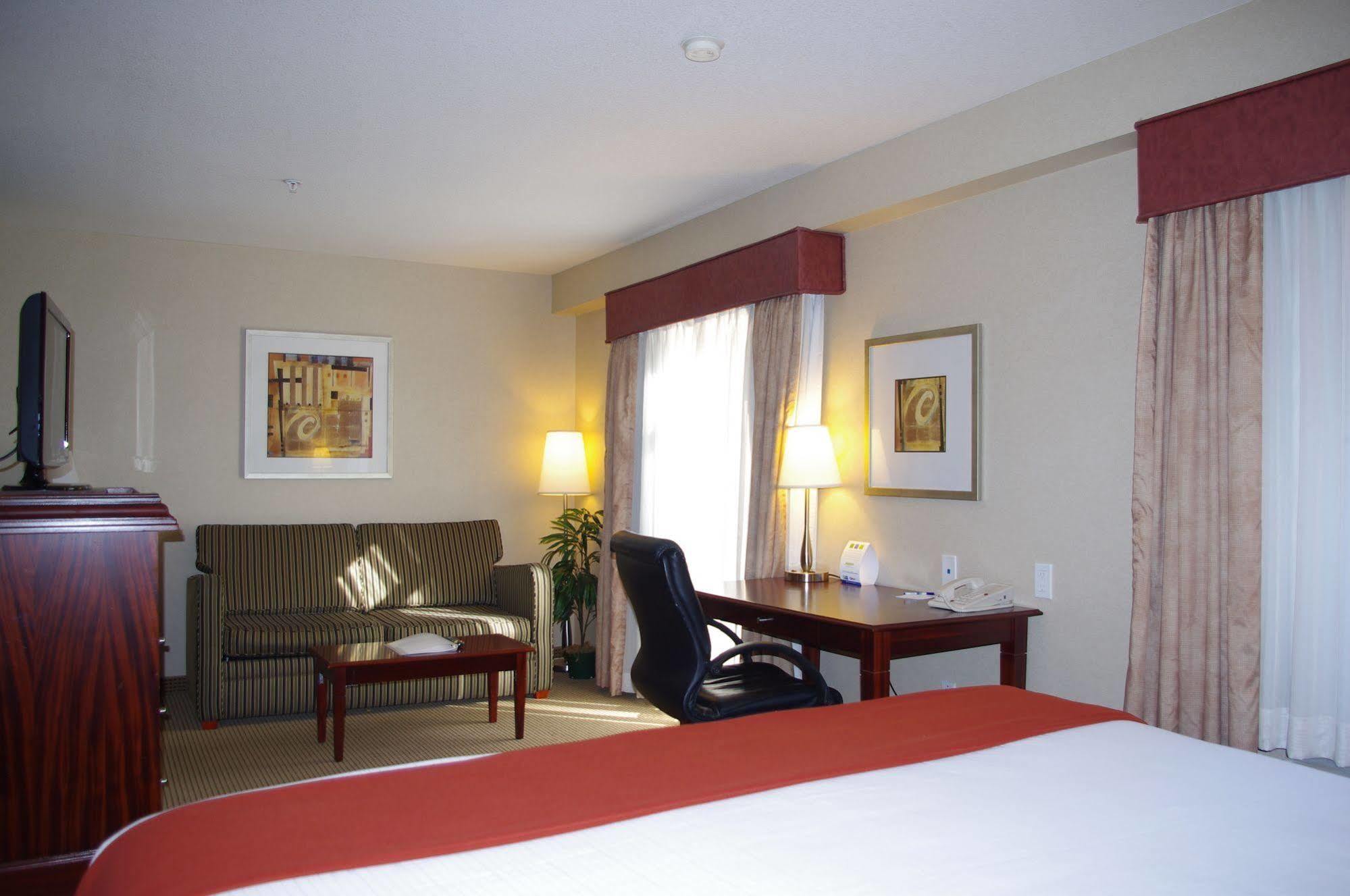 Holiday Inn Express And Suites Surrey By Ihg Esterno foto