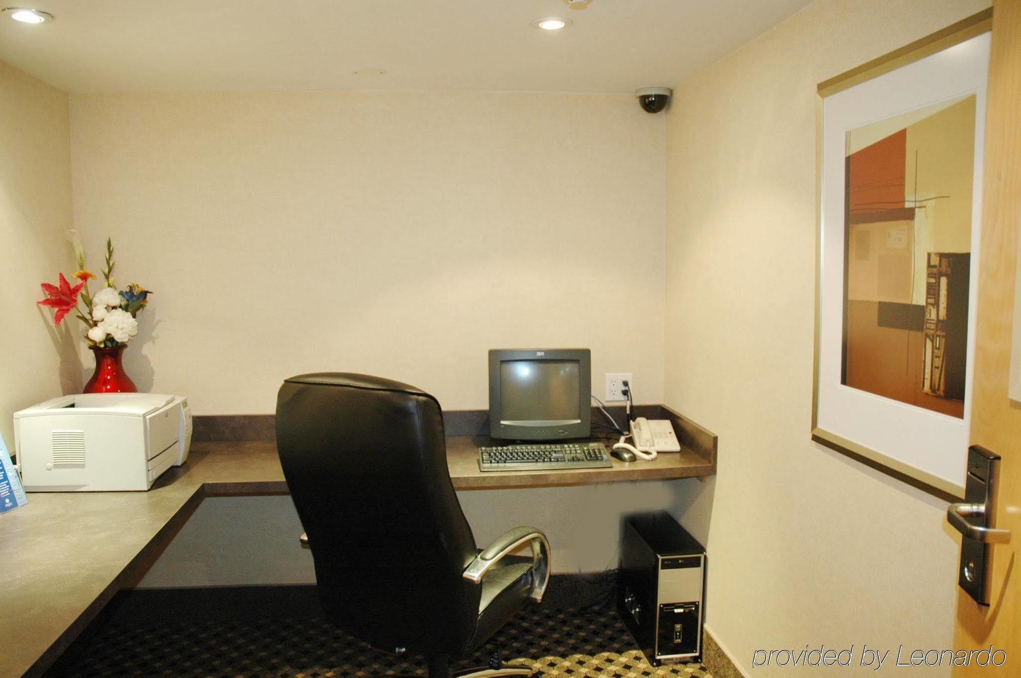 Holiday Inn Express And Suites Surrey By Ihg Esterno foto