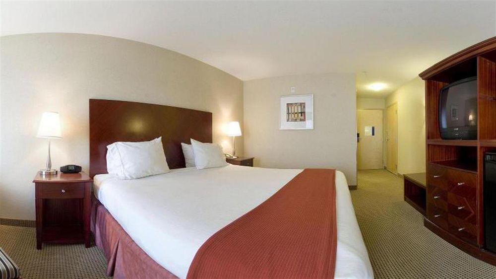 Holiday Inn Express And Suites Surrey By Ihg Esterno foto