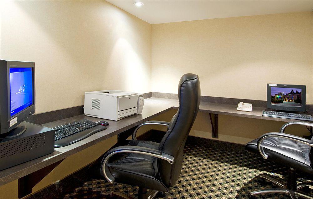 Holiday Inn Express And Suites Surrey By Ihg Servizi foto