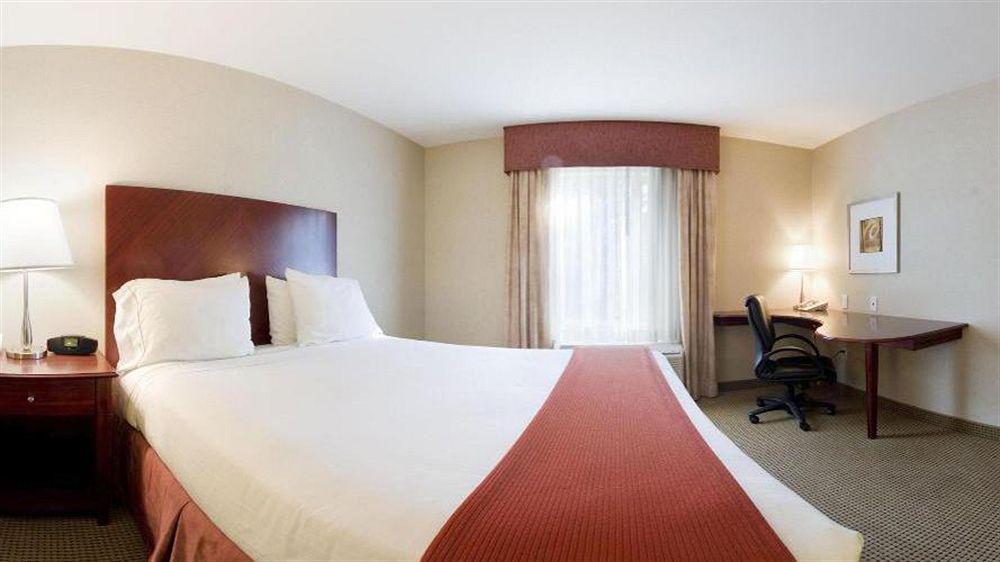 Holiday Inn Express And Suites Surrey By Ihg Esterno foto